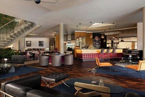 2 bars, lounge dans le hall