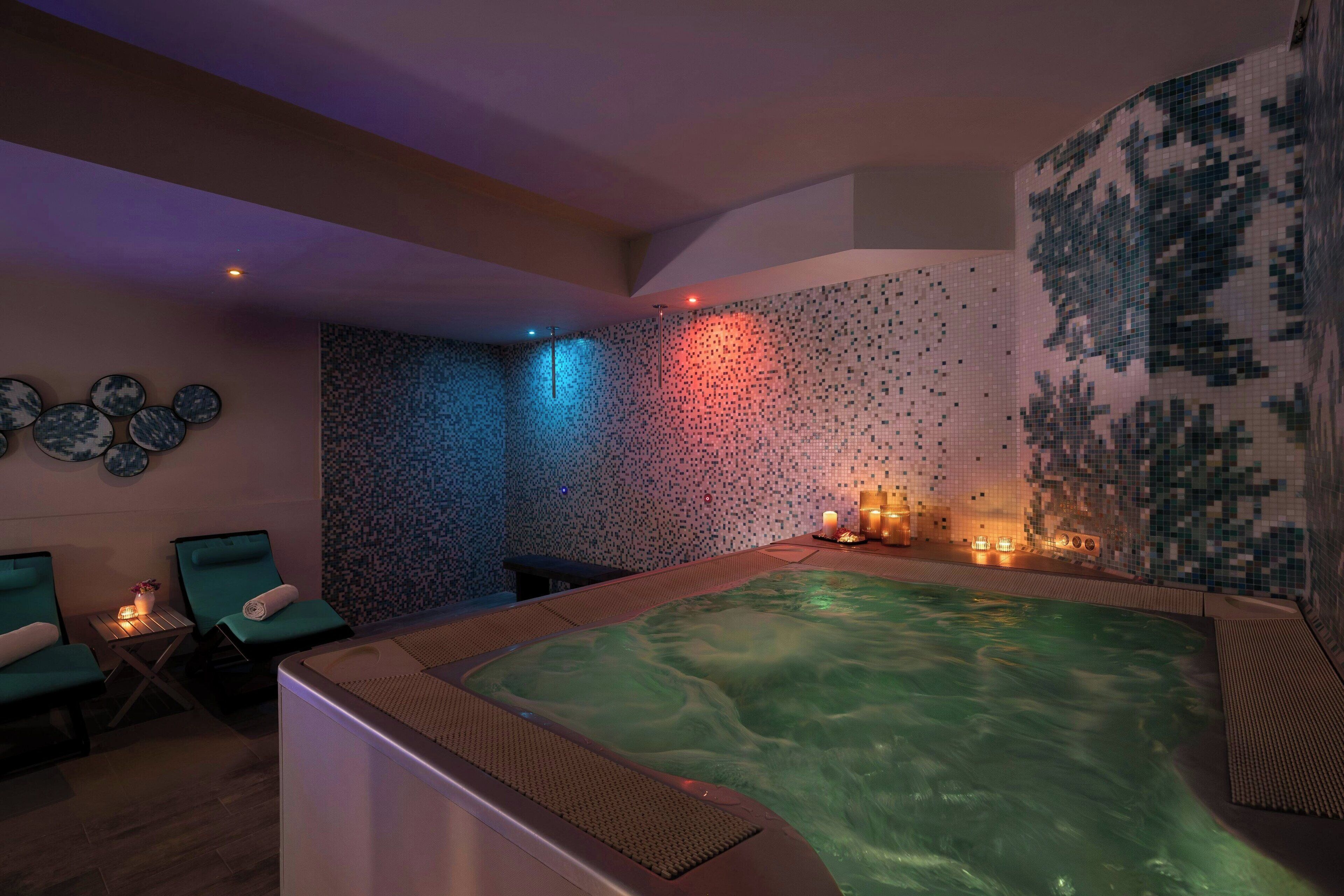 Couples treatment rooms, body treatments, deep-tissue massages