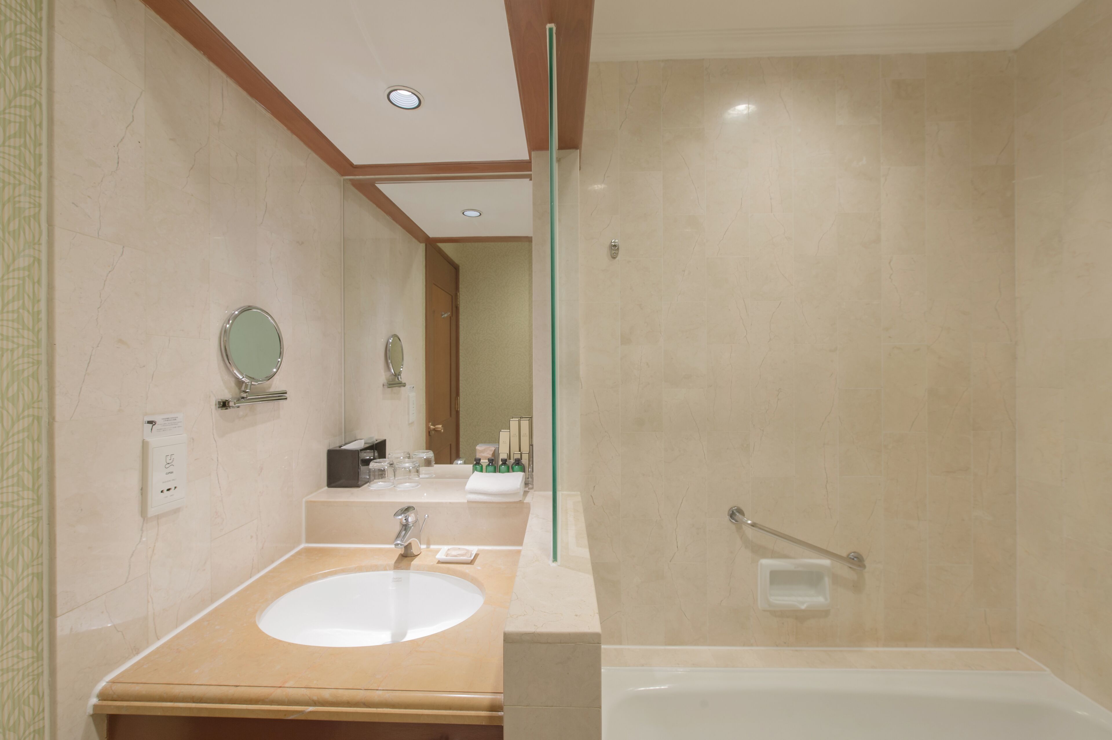 west wing horizon lakeside gardenview king | bathroom | combined shower/bathtub, free toiletries, hair dryer, bathrobes
