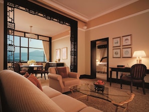 Hypo-allergenic bedding, minibar, in-room safe, individually decorated