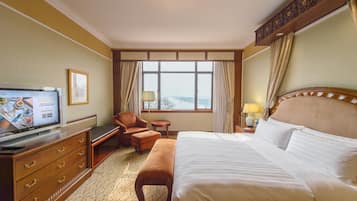 Suite, Seeblick (West Wing) | Allergikerbettwaren, Minibar, Zimmersafe, Schreibtisch