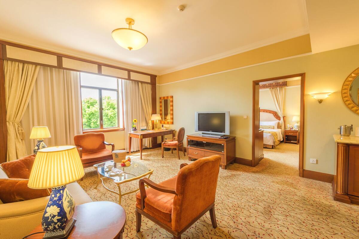 Suite – executive (West Wing) | Allergitestet sengetøy, minibar, safe på rommet og skrivebord