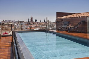 Seasonal outdoor pool, pool umbrellas, sun loungers