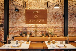 2 restaurantes; se sirven comidas y cenas