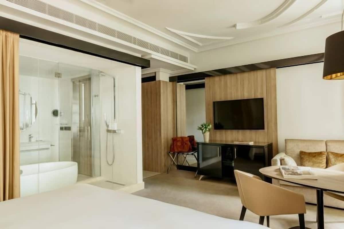 Premium bedding, minibar, in-room safe, desk