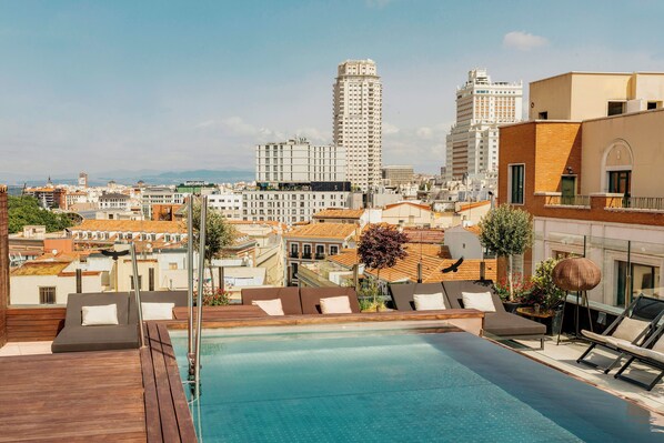 Seasonal outdoor pool, pool umbrellas, sun loungers