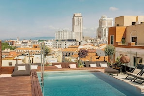 Seasonal outdoor pool, pool umbrellas, sun loungers