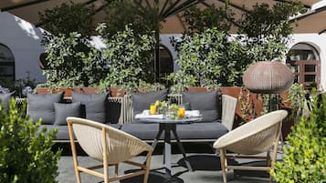 2 restaurantes; se sirven comidas y cenas