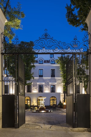 Front of property – evening/night - Palacio de los Duques Gran Meliá - The Leading Hotels of the World (Madrid)