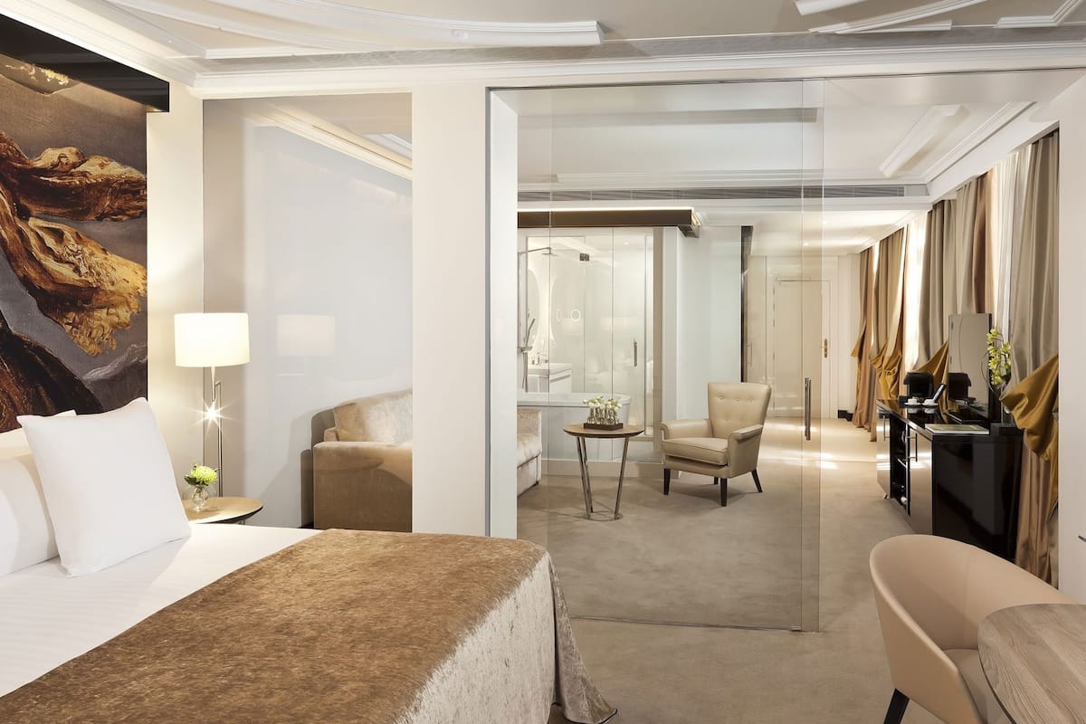 Bộ đồ giường cao cấp, minibar, két bảo mật tại phòng, bàn