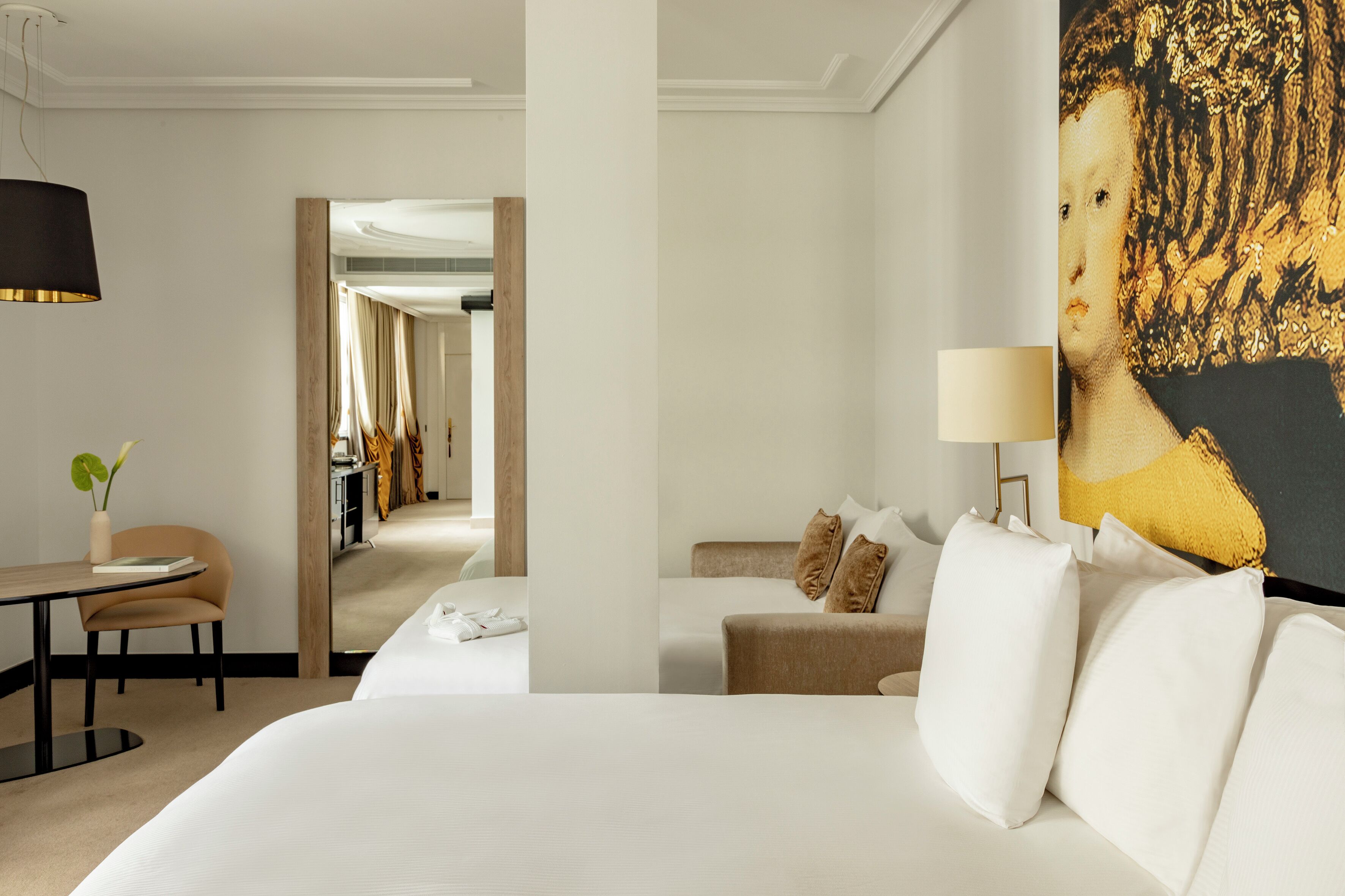 Luxe beddengoed, een minibar, een kluis op de kamer, een bureau