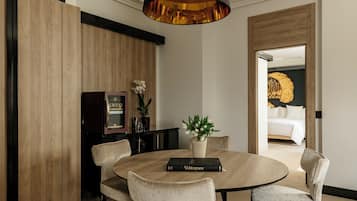 Un comedor moderno con una mesa redonda, seis sillas y un jarrón de flores.