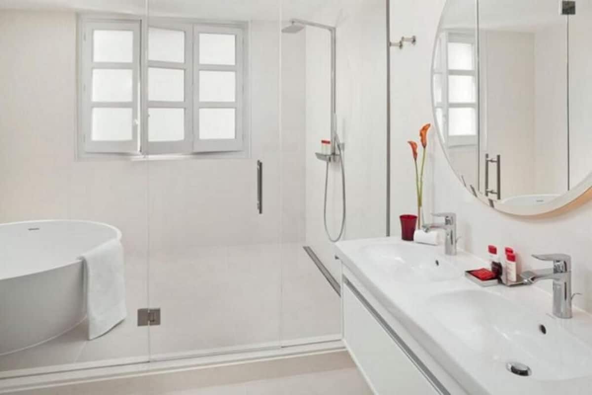 Baño | Amenidades de baño de diseñador, secadora de cabello, batas, pantuflas