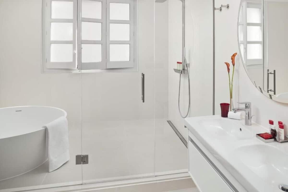 Baño | Amenidades de baño de diseñador, secadora de cabello, batas, pantuflas