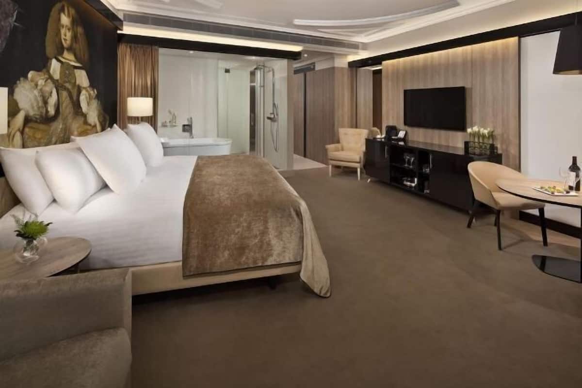 Hochwertige Bettwaren, Minibar, Zimmersafe, Schreibtisch