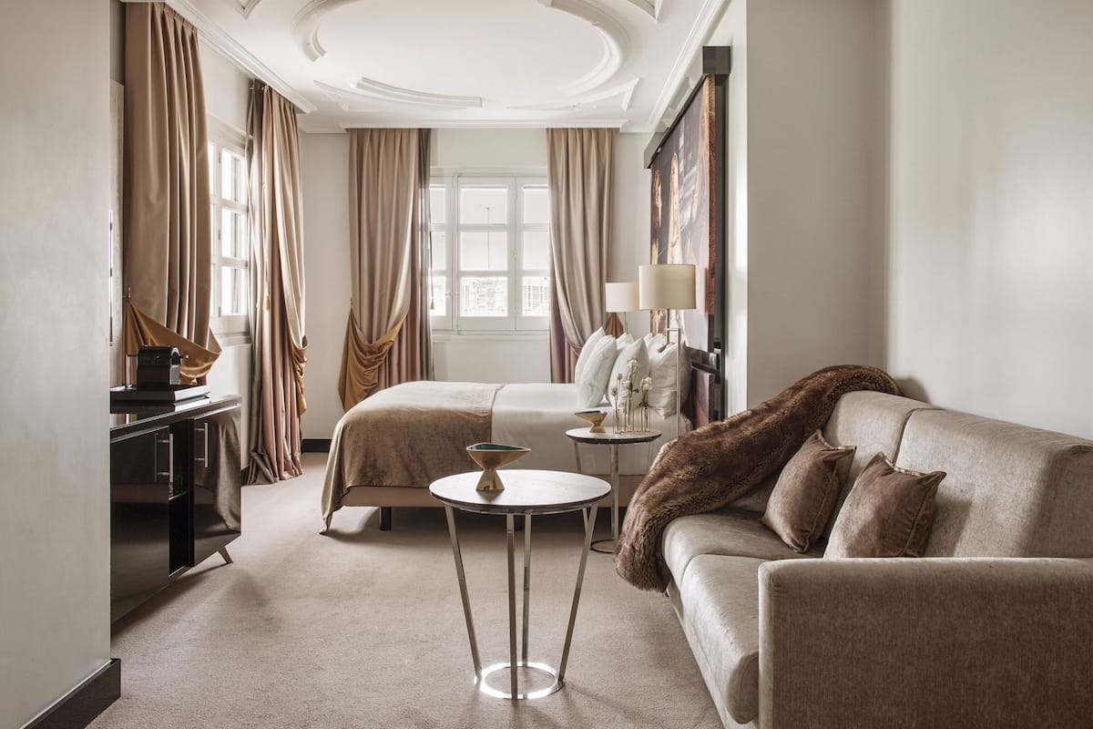 Bộ đồ giường cao cấp, minibar, két bảo mật tại phòng, bàn