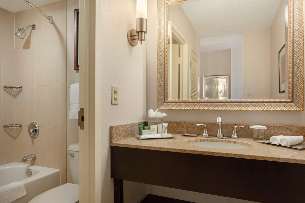 Standard Room, 2 Double Beds | Bathroom | Combined shower/tub, designer toiletries, hair dryer, towels