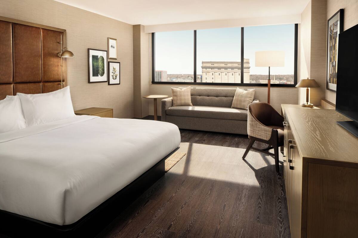 Deluxe Room, 1 King Bed | Premium bedding, pillowtop beds, in-room safe, desk
