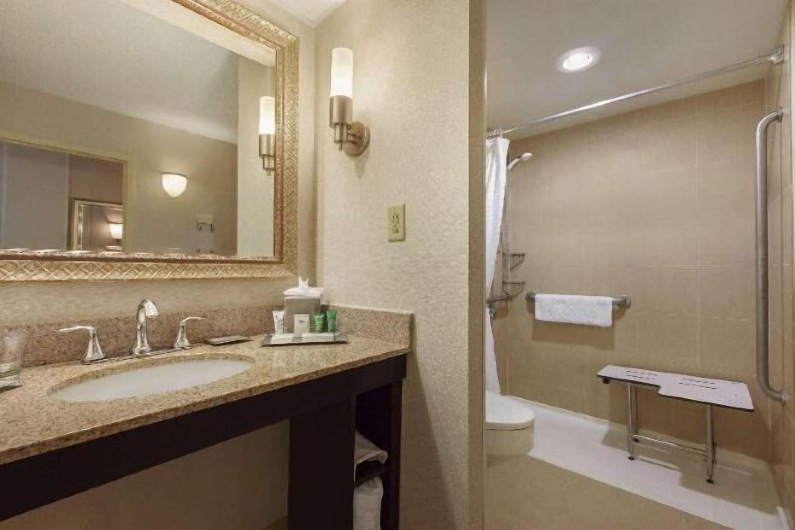 Baño | Tina con regadera, amenidades de baño de diseñador, secadora de cabello 