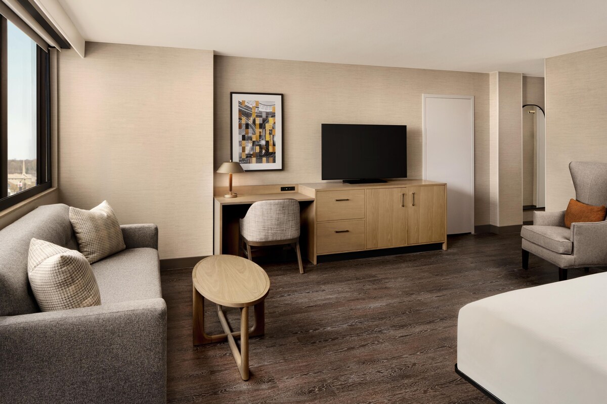 Room, 1 King Bed, Accessible, Bathtub (Mobility & Hearing) | Living area | 55-inch flat-screen TV with cable channels, TV