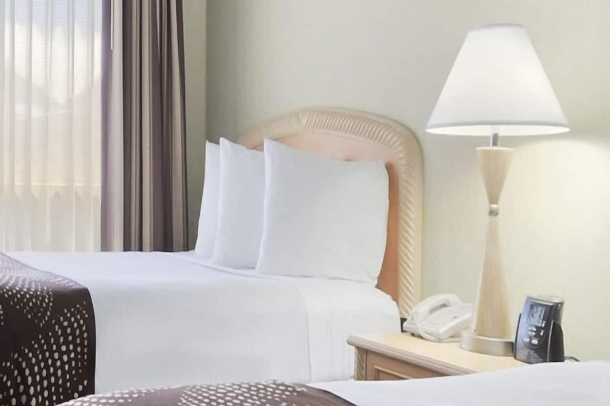 1 bedroom, premium bedding, in-room safe, desk