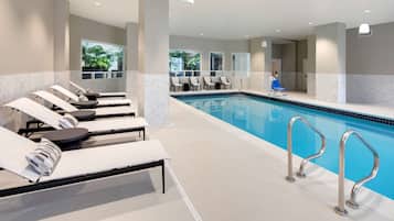Indendørs pool, åben fra kl. 06.00 til kl. 23.00, liggestole
