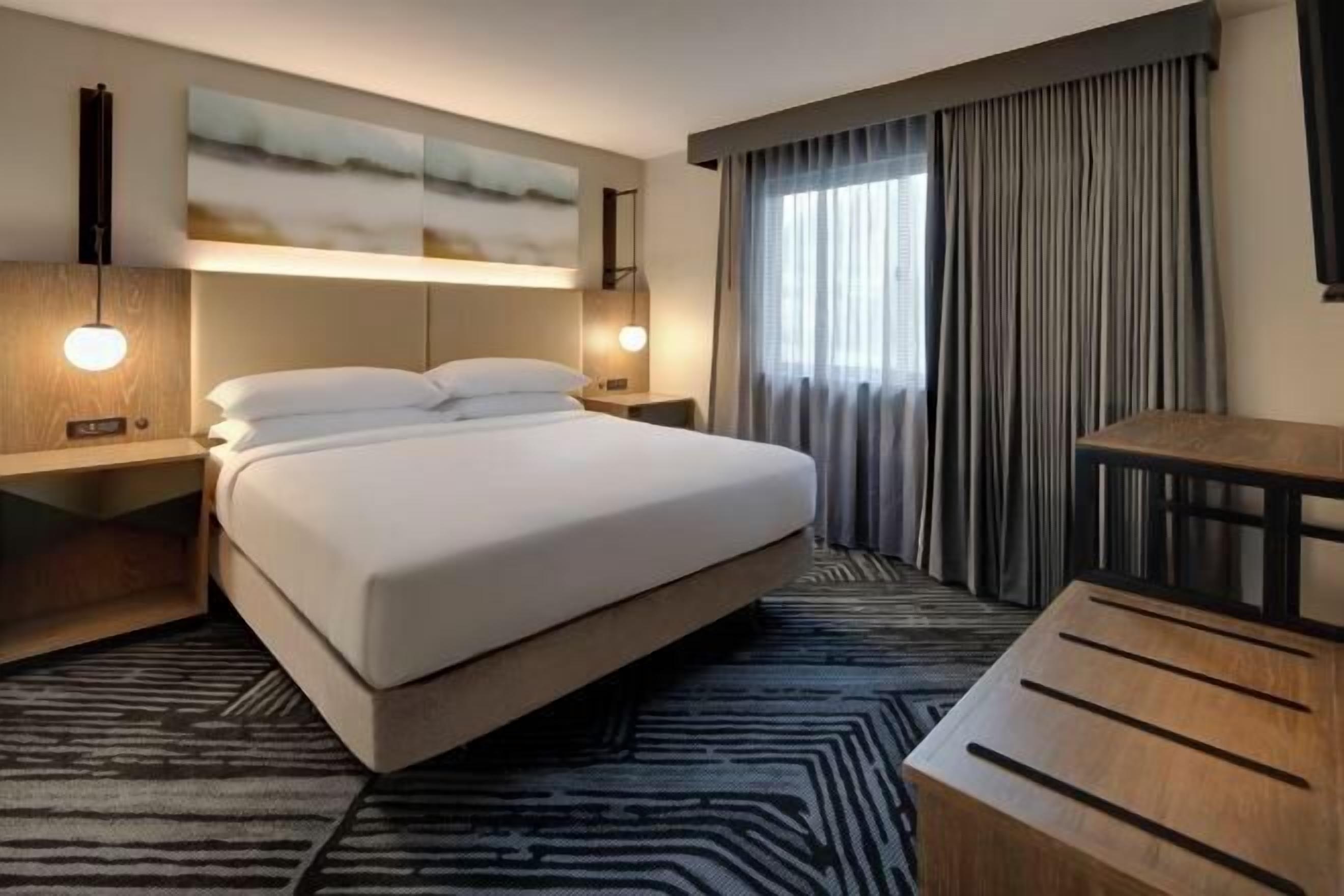 1 多间卧室、高档床上用品、客房内保险箱、办公桌