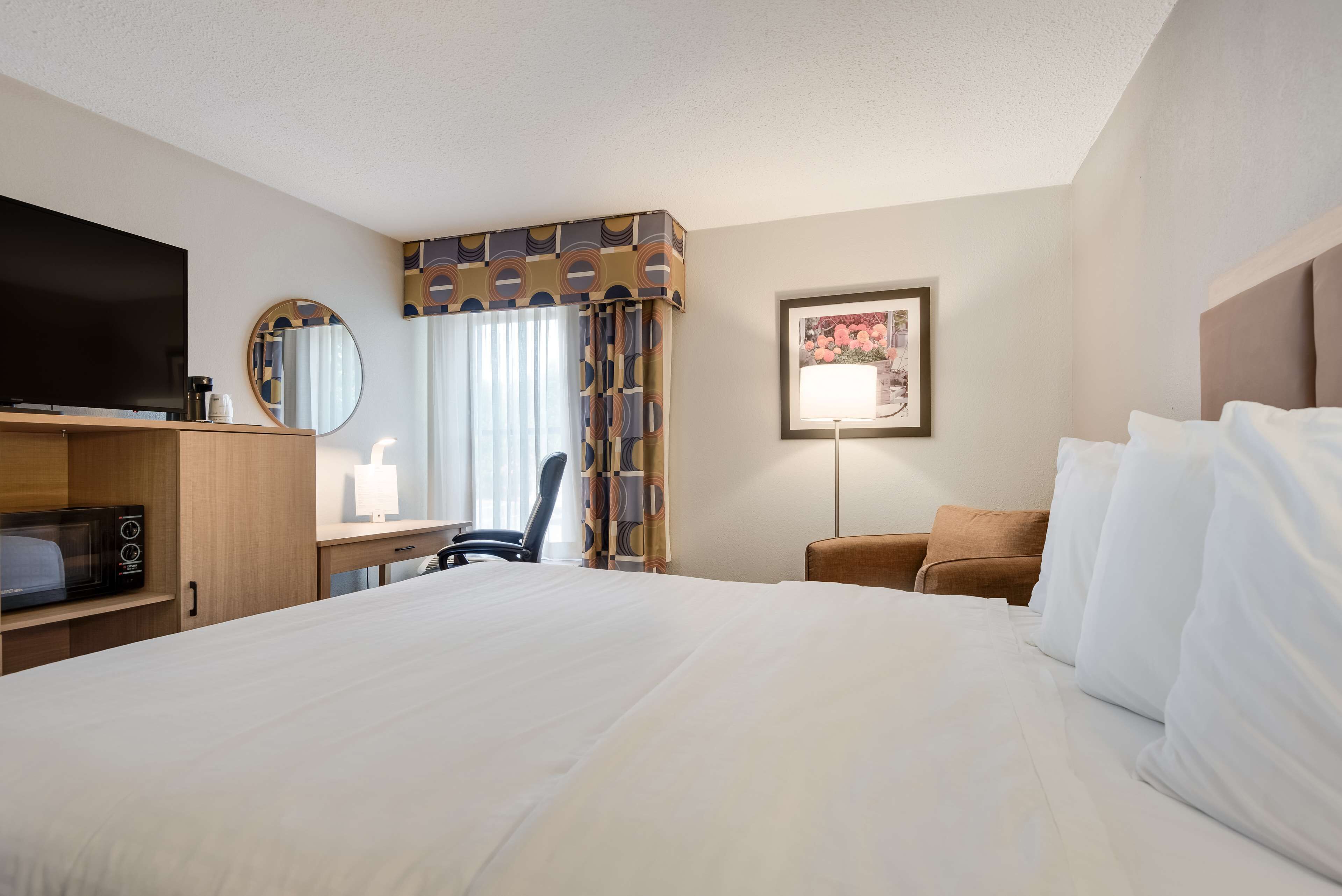 standard room, 1 queen bed, accessible, bathtub | desk, laptop workspace, iron/ironing board, rollaway beds