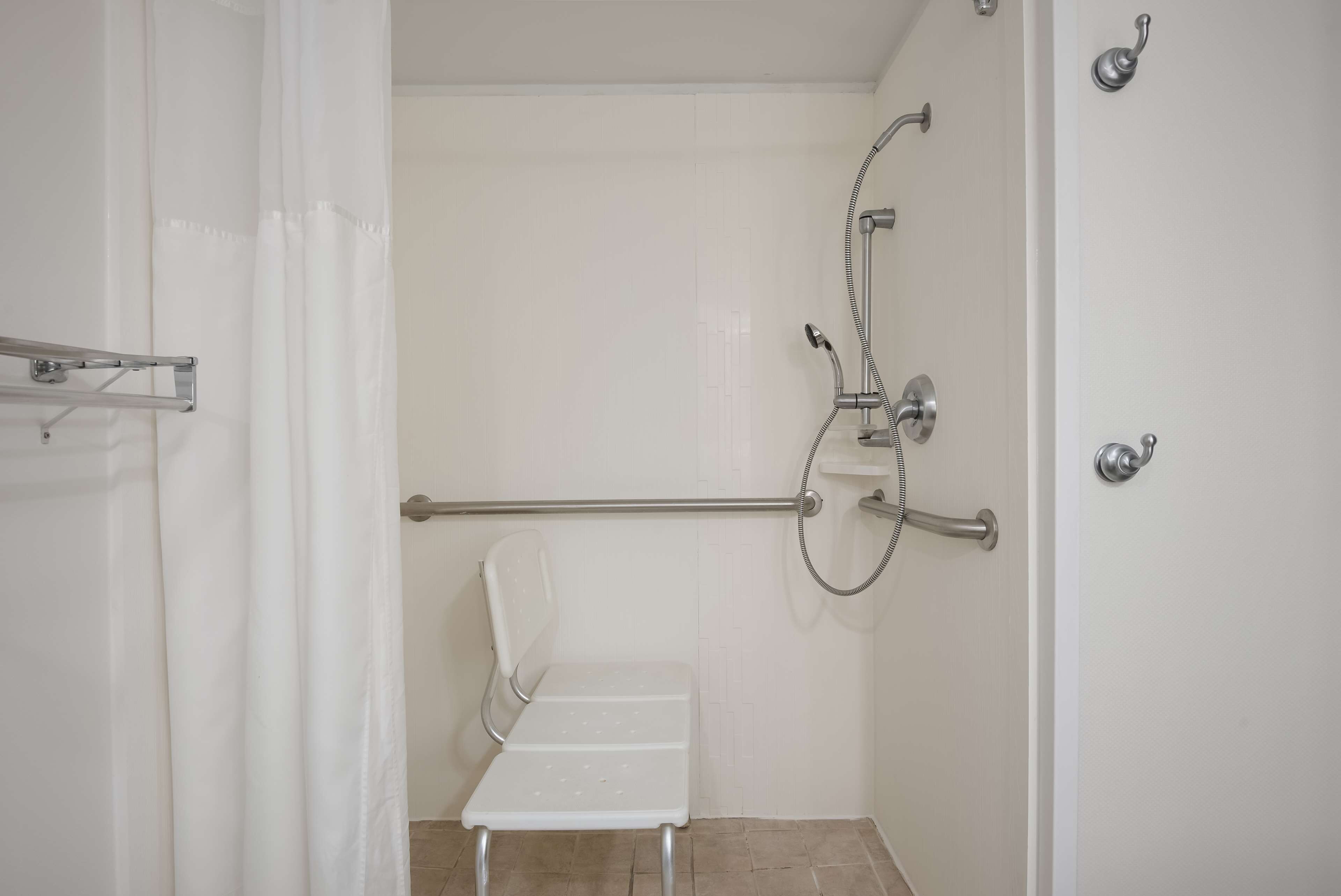 standard room, 1 queen bed, accessible, non smoking | bathroom | hydromassage showerhead, free toiletries, hair dryer, towels