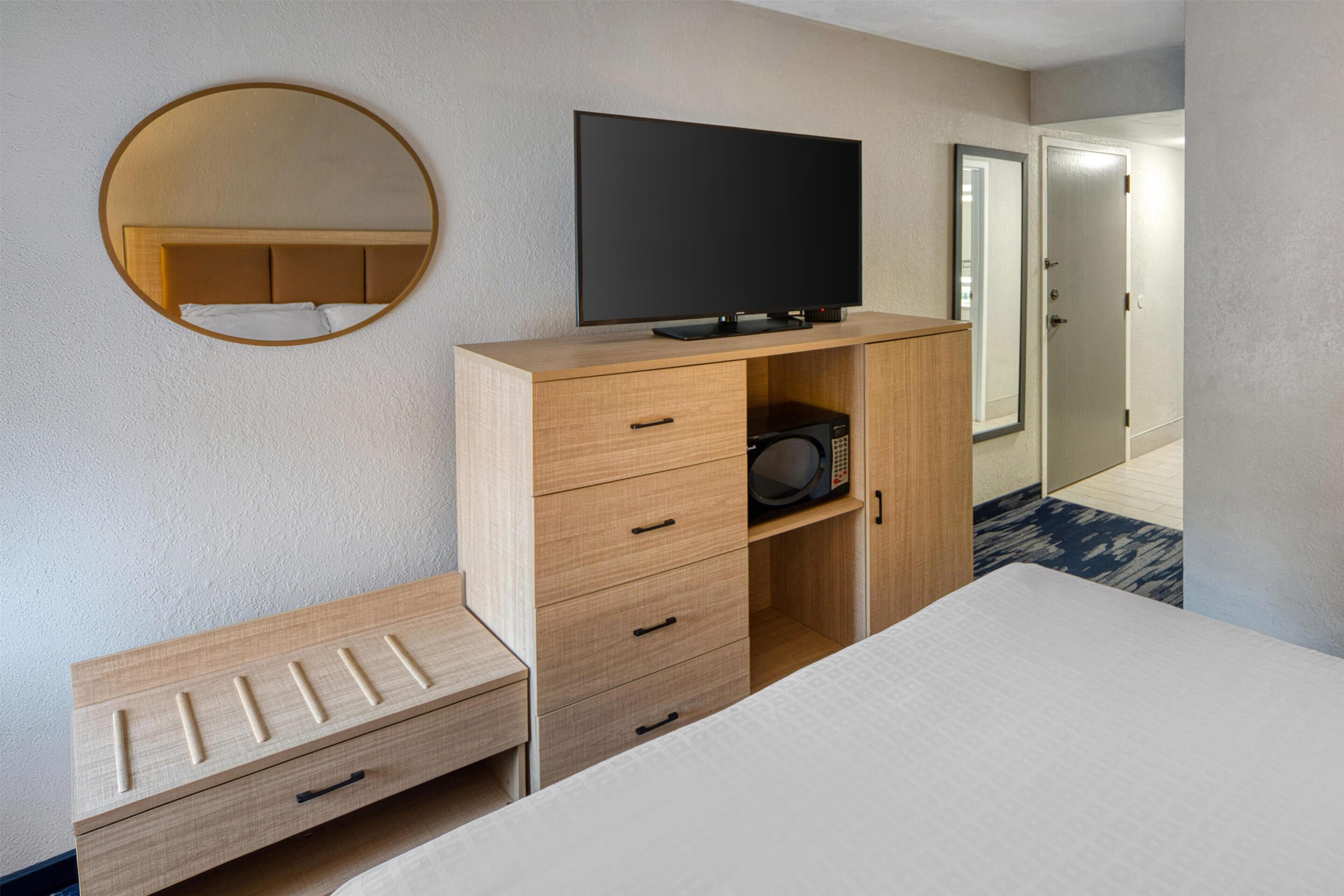 办公桌、笔记本电脑工作区、熨斗/熨衣板、免费婴儿床