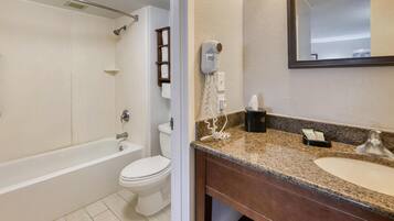 Suite, 1 kingsize-seng, ikke-røyk, kjøleskap og mikrobølgeovn (Separate Living Room;with Sofabed) | Bad | Dusjhode med hydromassaje, toalettartikler (inkludert) og hårføner