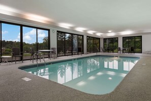 Indoor pool, sun loungers