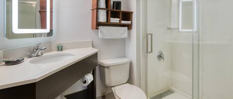 Een badkamer met een wastafel, toilet en douchecabine.