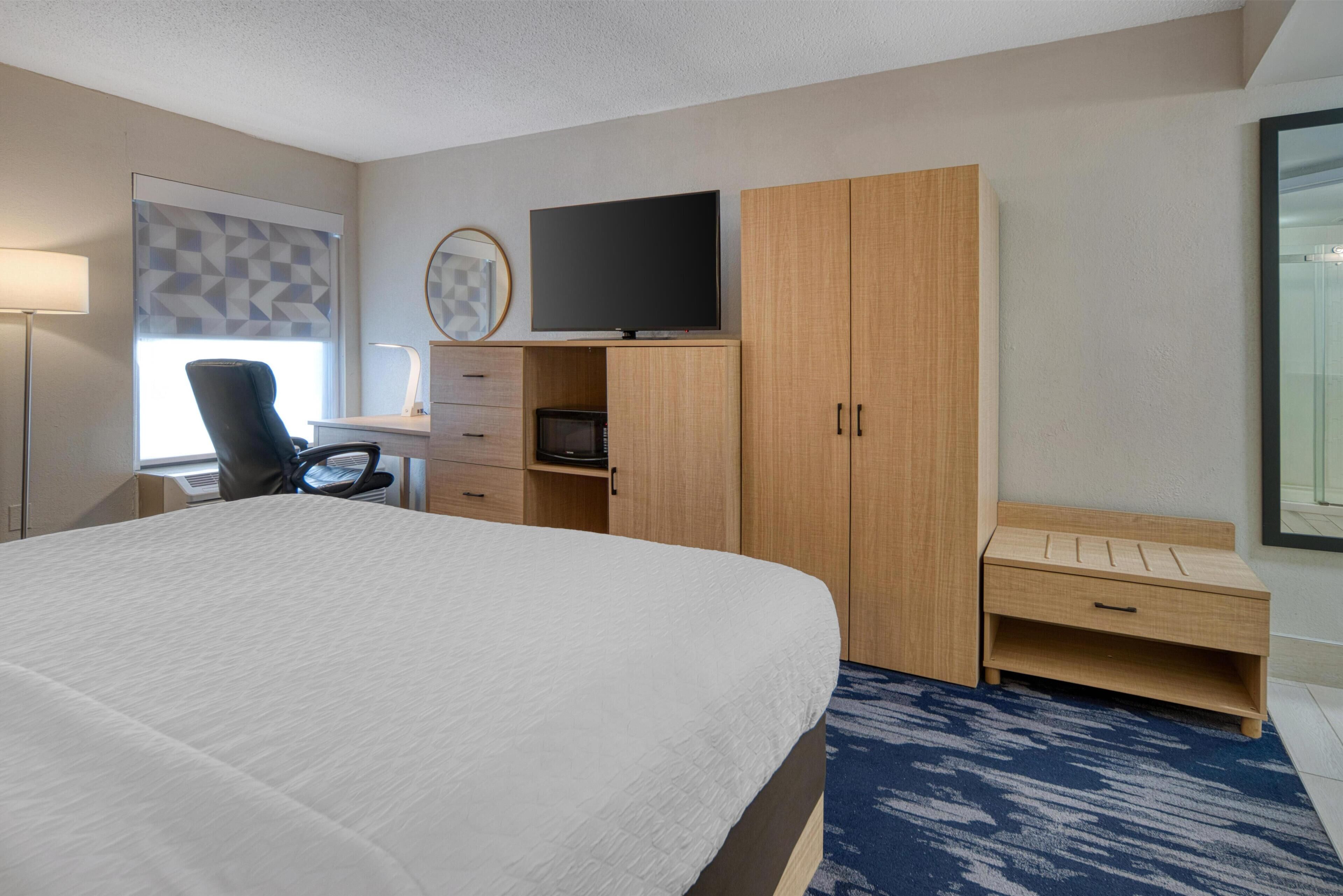 标准房, 1 张特大床, 无烟房, 冰箱和微波炉 | 办公桌、笔记本电脑工作区、熨斗/熨衣板、免费婴儿床