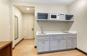 Standard Studio, 1 King Bed, Non Smoking, Refrigerator & Microwave | Private kitchen | Fridge, microwave, stovetop, coffee/tea maker
