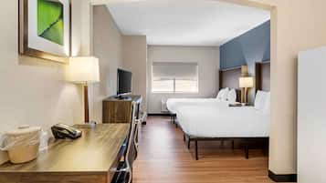 Estudio estándar, 2 camas matrimoniales, para no fumadores, refrigerador y microondas | Caja de seguridad en la habitación y escritorio