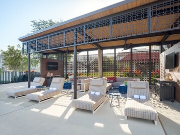 Una piscina al aire libre, cabañas de piscina (de pago), sombrillas