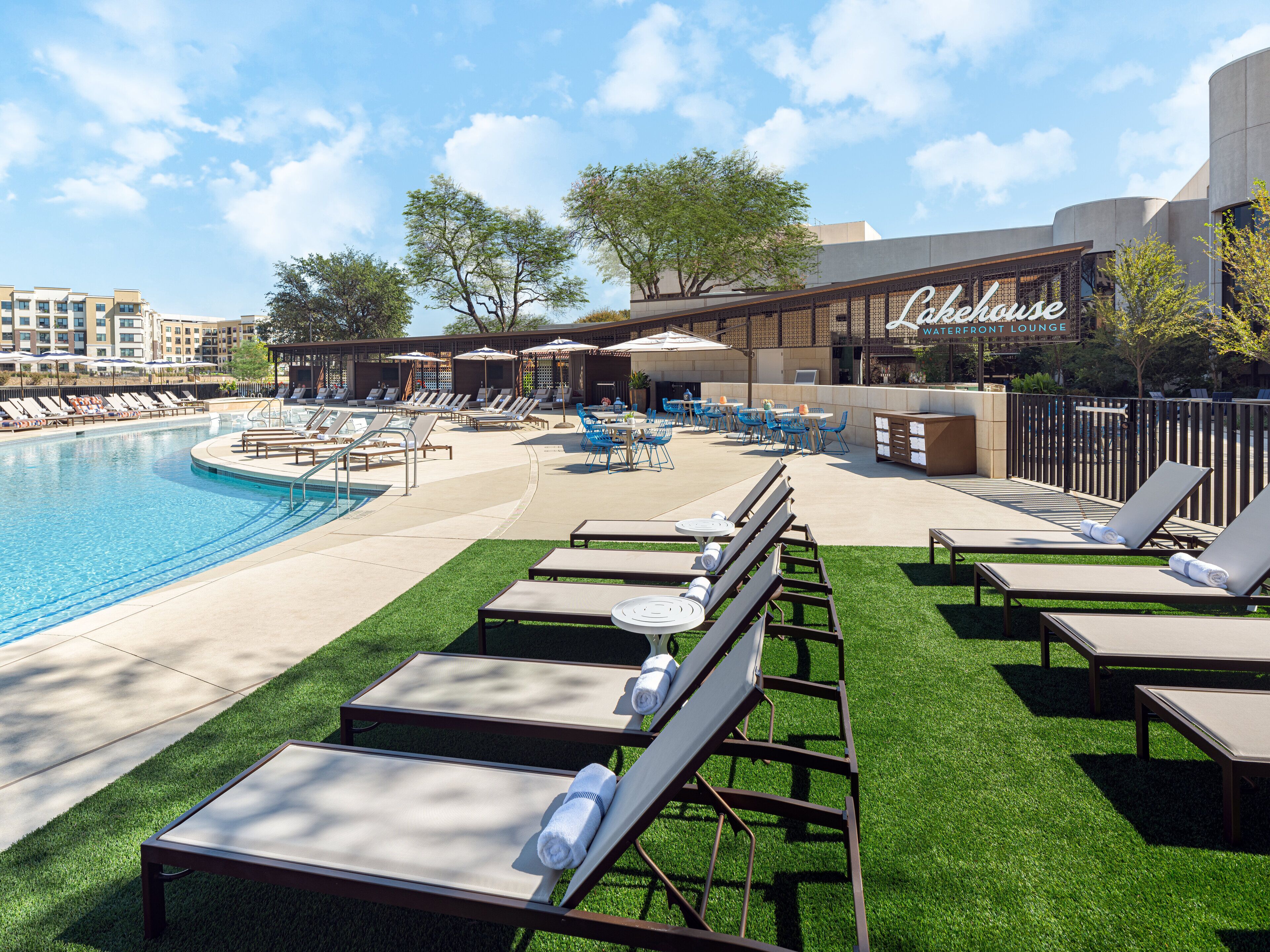 屋外プール、営業時間 6:00 ～ 22:00、カバナ (有料)、プール パラソル