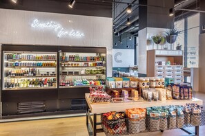 4 restaurantes; se sirven desayunos, comidas, cenas y brunch