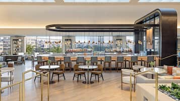 4 restaurants; breakfast, lunch, dinner, and brunch served