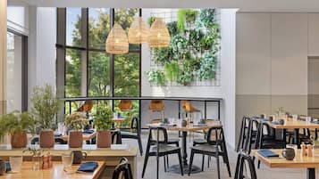 4 restaurants; breakfast, lunch, dinner, and brunch served