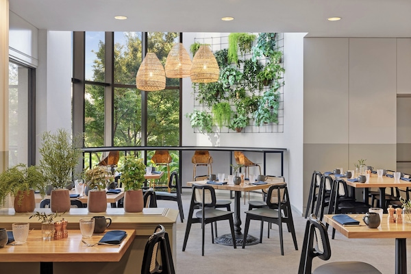 4 restaurants; breakfast, lunch, dinner, and brunch served