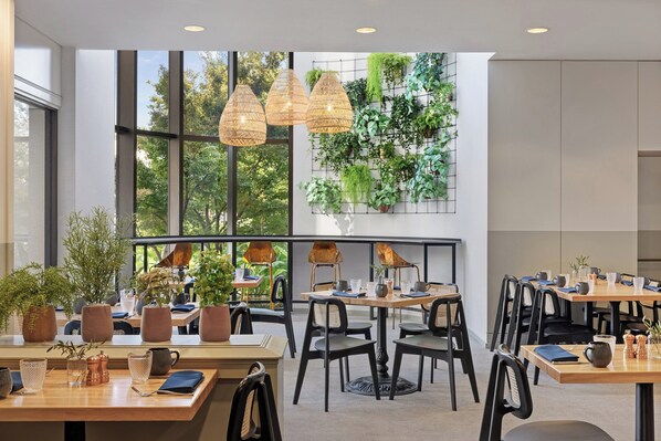 4 restaurantes; se sirven desayunos, comidas, cenas y brunch