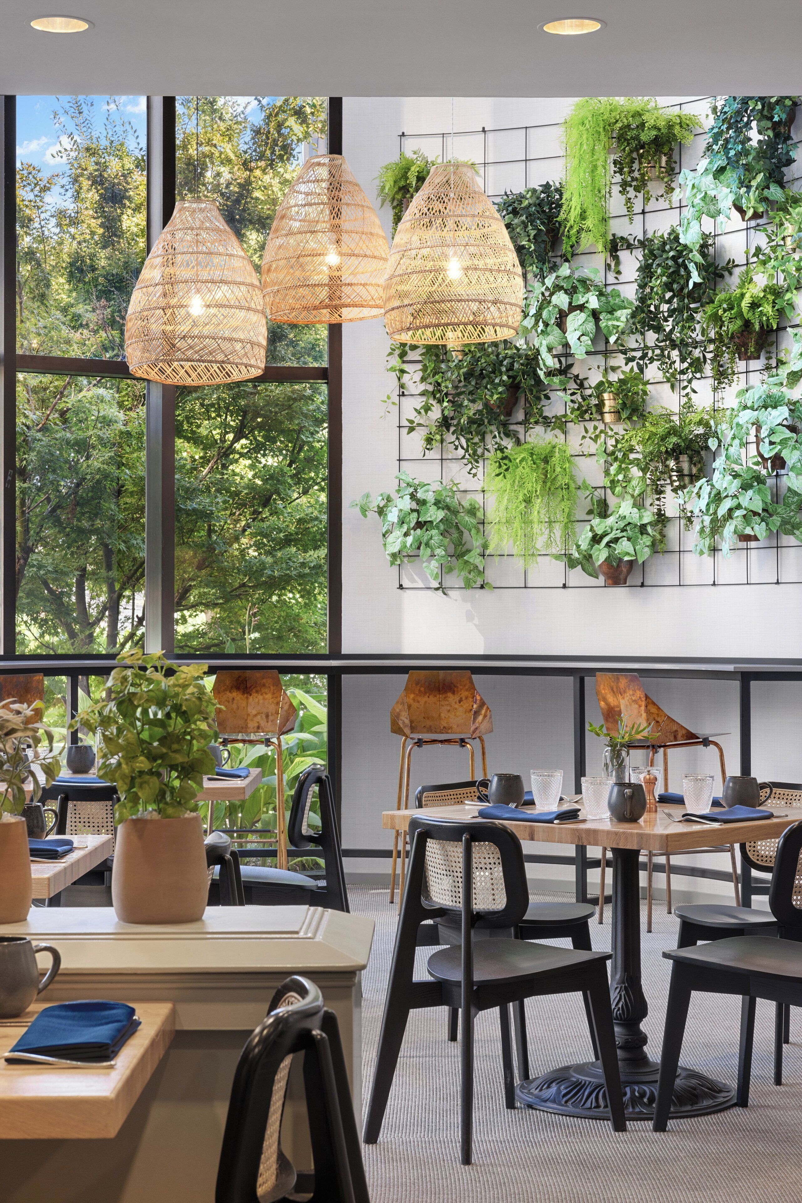 4 restaurants, breakfast served