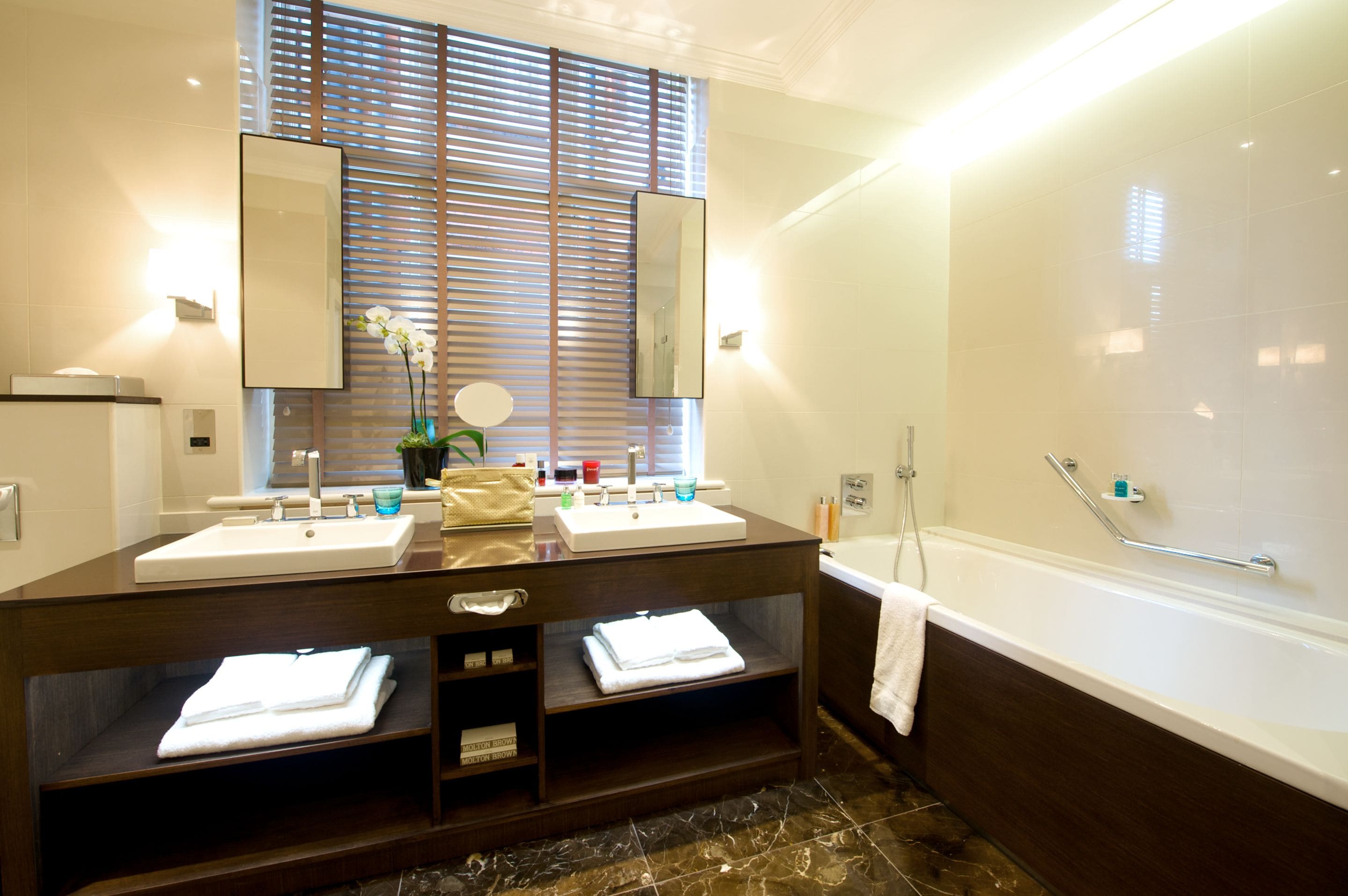 deluxe suite, 2 bedrooms (minsters) | bathroom | separate bathtub and shower, designer toiletries, hair dryer, bathrobes