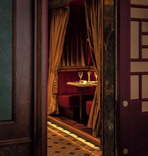 4 restaurantes, se sirven desayunos, comidas, cenas y cocina china