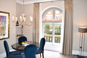 Suite, 1 Schlafzimmer (Minsters) | Wohnzimmer | 32-Zoll-LCD-Fernseher mit Satellitenempfang, Fernseher, DVD-Player