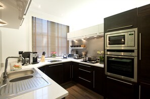 Suite Deluxe, 1 camera da letto (Minsters) | Cucina privata | Frigorifero, microonde, piano cottura, lavastoviglie