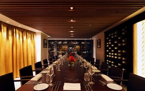 4 restaurants, breakfast, lunch, dinner served; Chinese cuisine