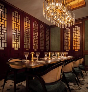4 restaurants, breakfast, lunch, dinner served; Chinese cuisine  - Taj 51 Buckingham Gate, Suites and Residences (London)